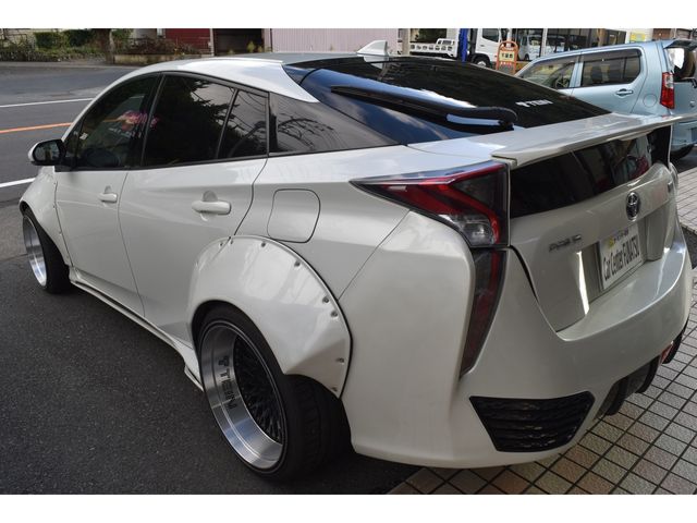 TOYOTA PRIUS 2016