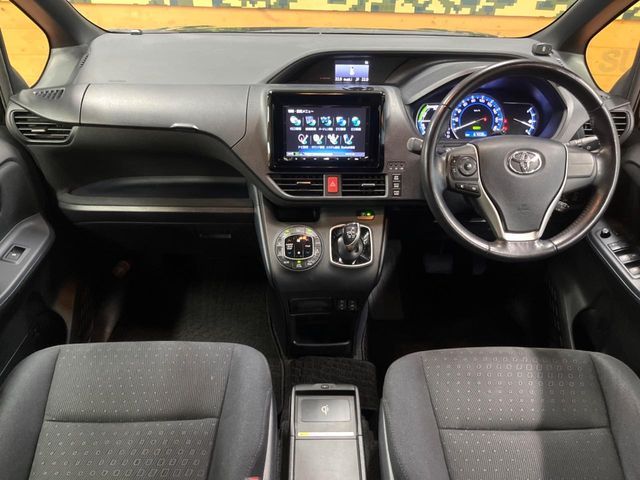 TOYOTA VOXY HYBRID 2014