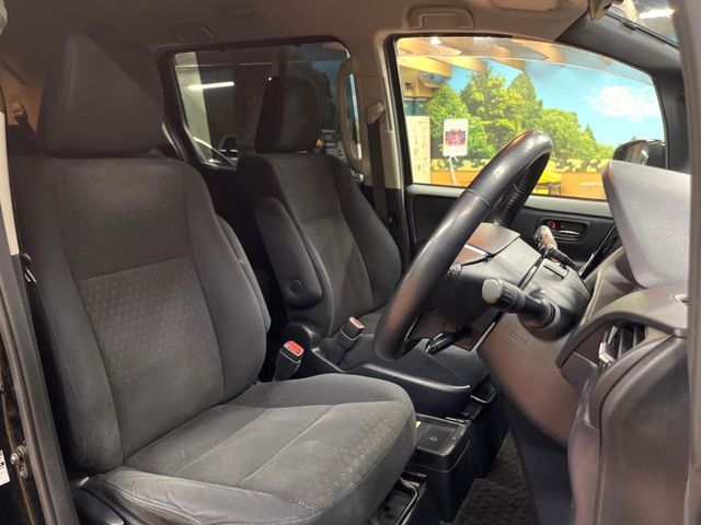 TOYOTA VOXY HYBRID 2014