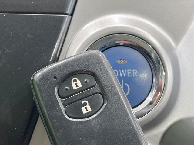 TOYOTA PRIUS Alpha 2013