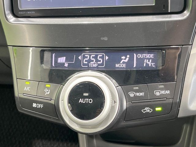 TOYOTA PRIUS Alpha 2013