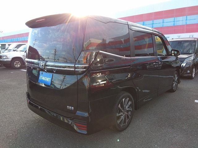 TOYOTA VOXY HYBRID 2022