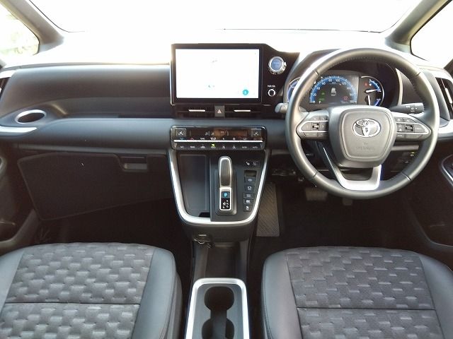 TOYOTA VOXY HYBRID 2022