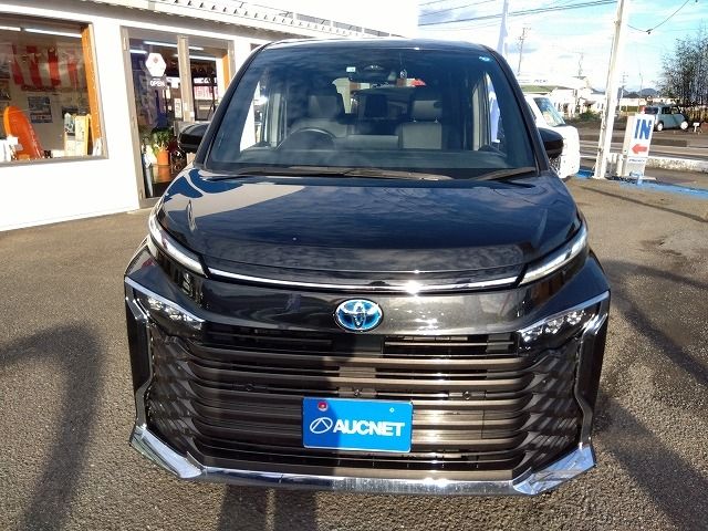 TOYOTA VOXY HYBRID 2022