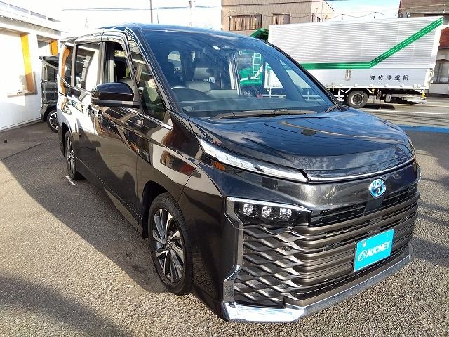 TOYOTA VOXY HYBRID 2022