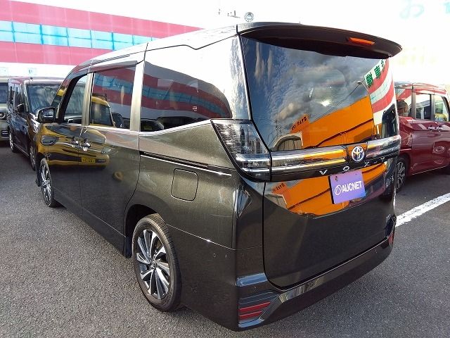 TOYOTA VOXY HYBRID 2022