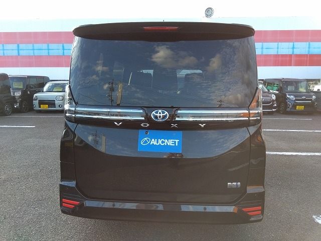 TOYOTA VOXY HYBRID 2022