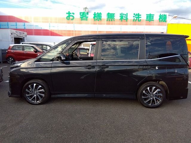 TOYOTA VOXY HYBRID 2022