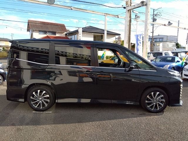 TOYOTA VOXY HYBRID 2022