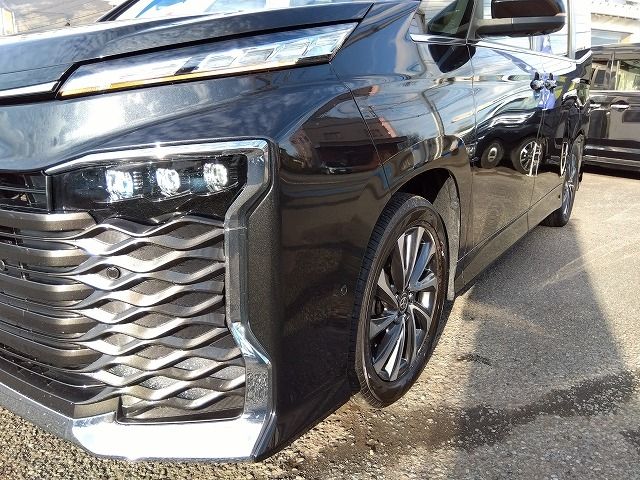 TOYOTA VOXY HYBRID 2022