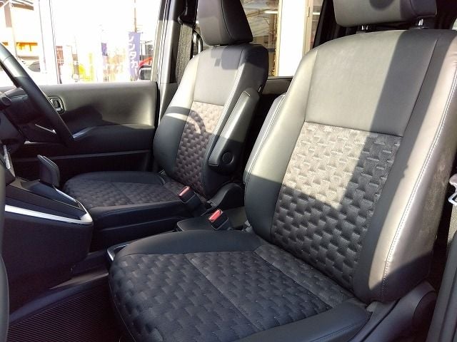 TOYOTA VOXY HYBRID 2022