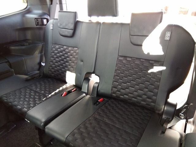 TOYOTA VOXY HYBRID 2022