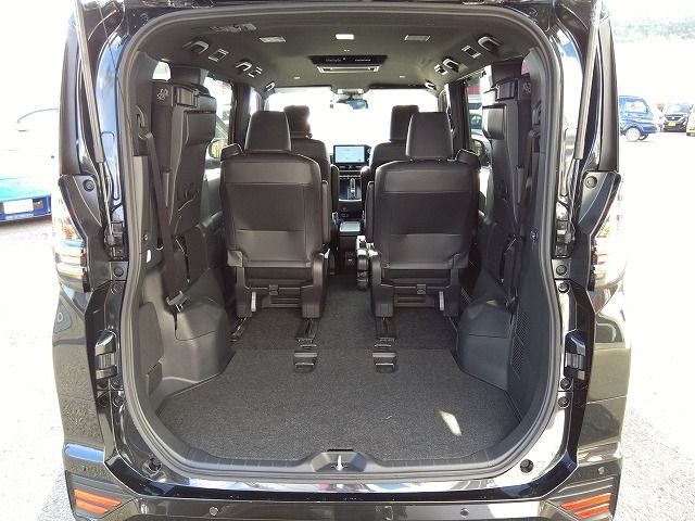 TOYOTA VOXY HYBRID 2022