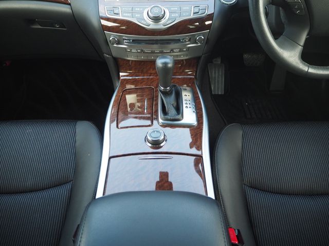 NISSAN FUGA HYBRID 2016