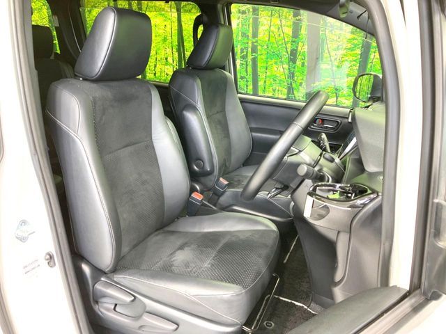 TOYOTA VOXY HYBRID 2021