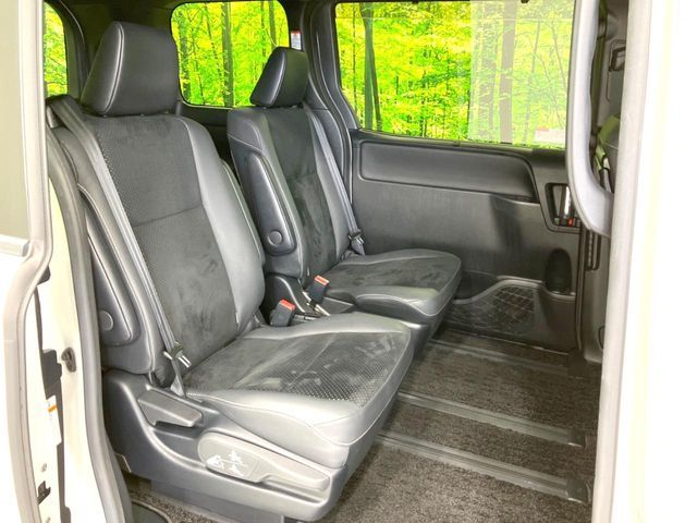 TOYOTA VOXY HYBRID 2021