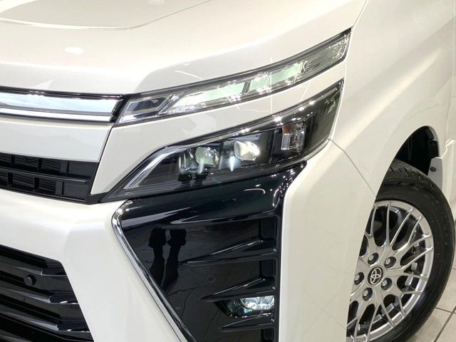 TOYOTA VOXY HYBRID 2021