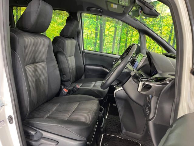 TOYOTA VOXY HYBRID 2020