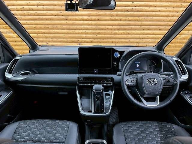 TOYOTA VOXY HYBRID 2023