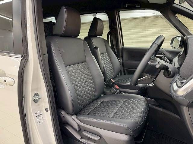 TOYOTA VOXY HYBRID 2023