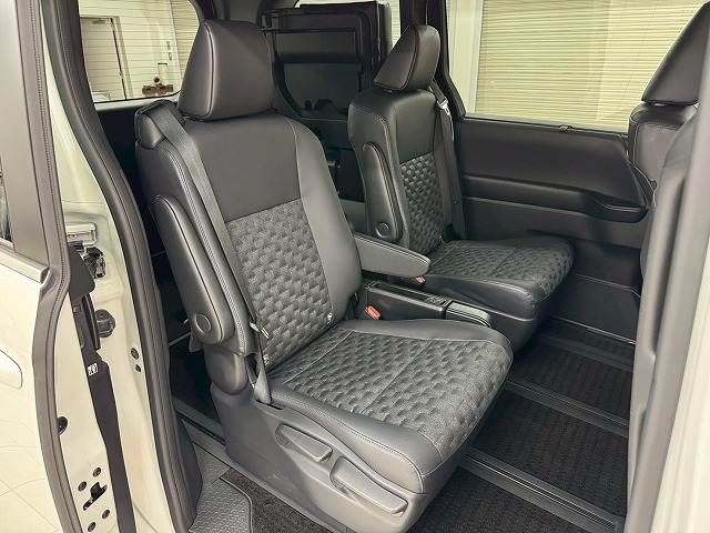 TOYOTA VOXY HYBRID 2023