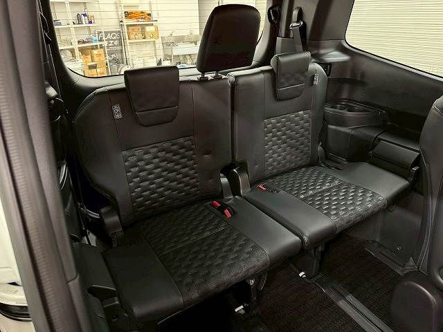 TOYOTA VOXY HYBRID 2023