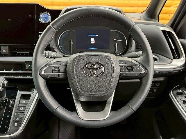 TOYOTA VOXY HYBRID 2023