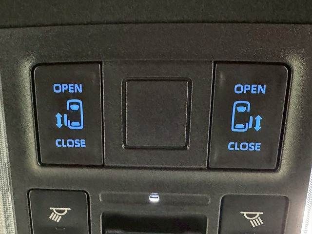 TOYOTA VOXY HYBRID 2023