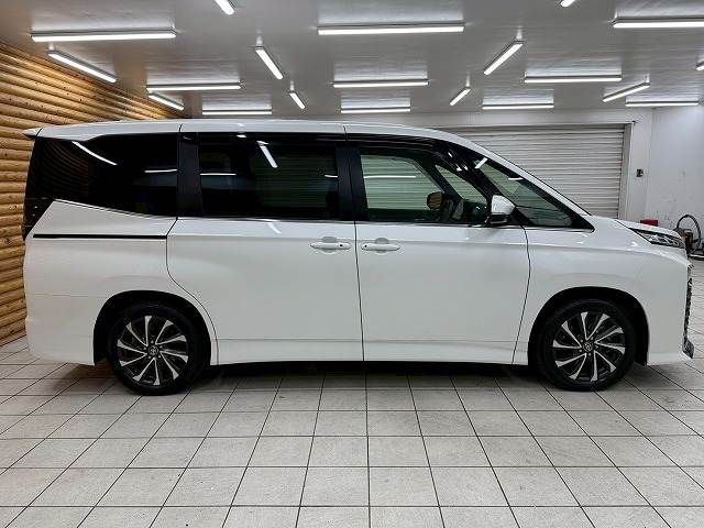 TOYOTA VOXY HYBRID 2023