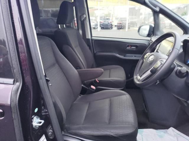 TOYOTA NOAH HYBRID 2014