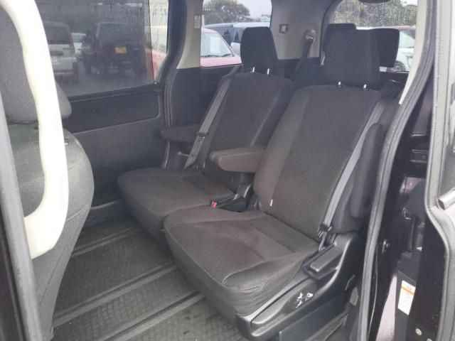 TOYOTA NOAH HYBRID 2014