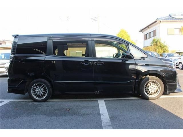 TOYOTA VOXY HYBRID 2017