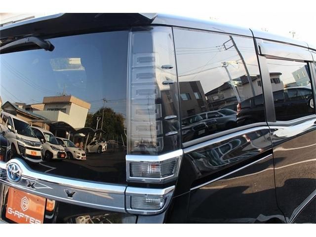 TOYOTA VOXY HYBRID 2017