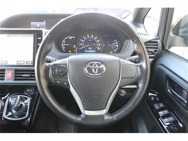 TOYOTA VOXY HYBRID 2017