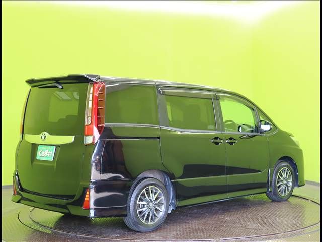 TOYOTA NOAH 2016