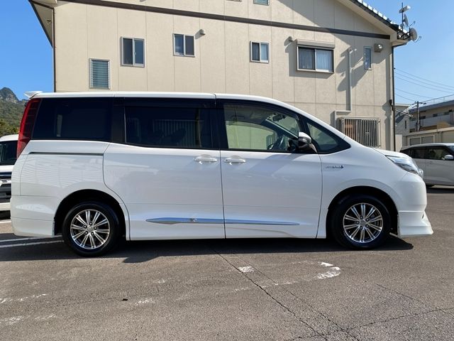 TOYOTA NOAH HYBRID 2014