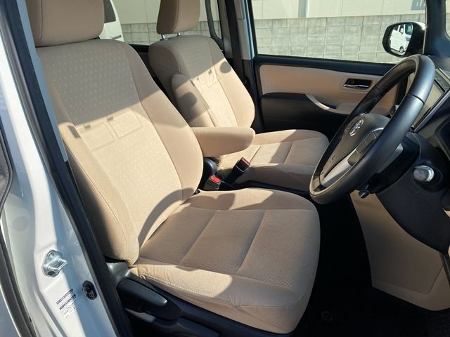 TOYOTA NOAH HYBRID 2014