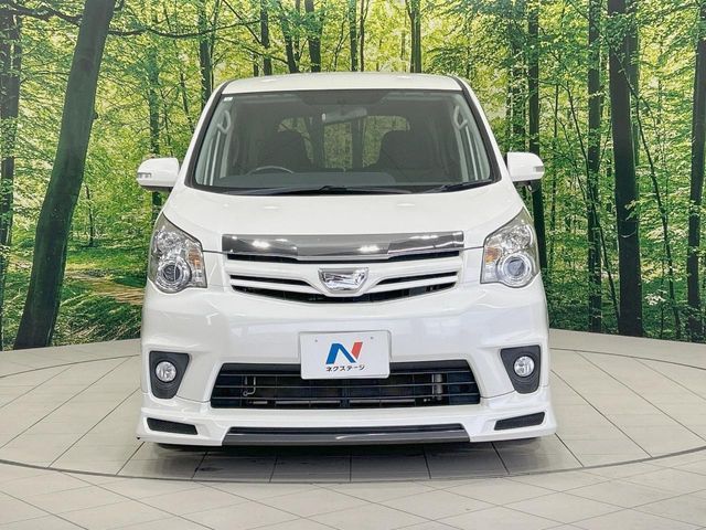 TOYOTA NOAH 2013