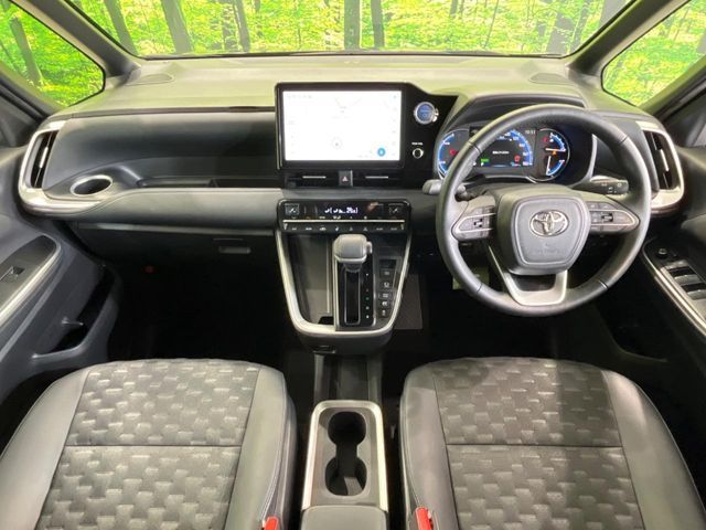 TOYOTA VOXY HYBRID 2022