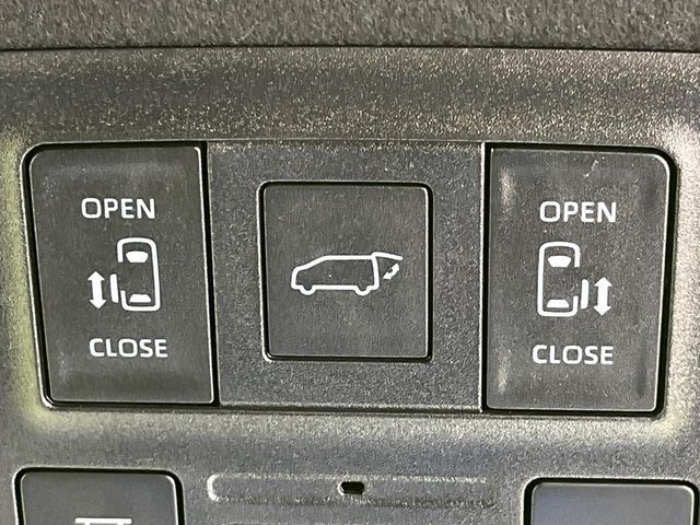 TOYOTA VOXY HYBRID 2022