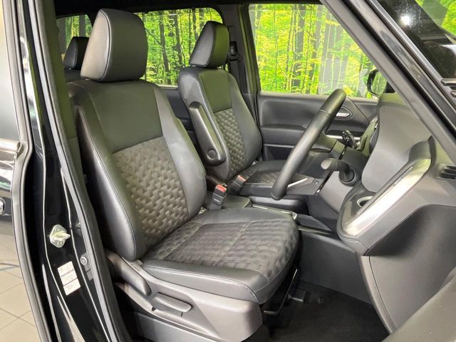 TOYOTA VOXY HYBRID 2022