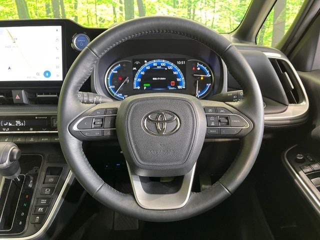 TOYOTA VOXY HYBRID 2022