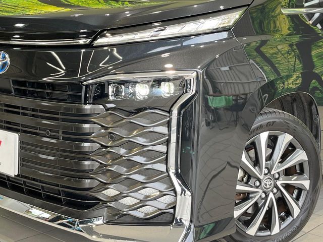 TOYOTA VOXY HYBRID 2022