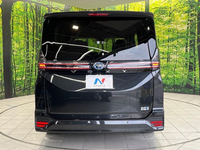 TOYOTA VOXY HYBRID 2022