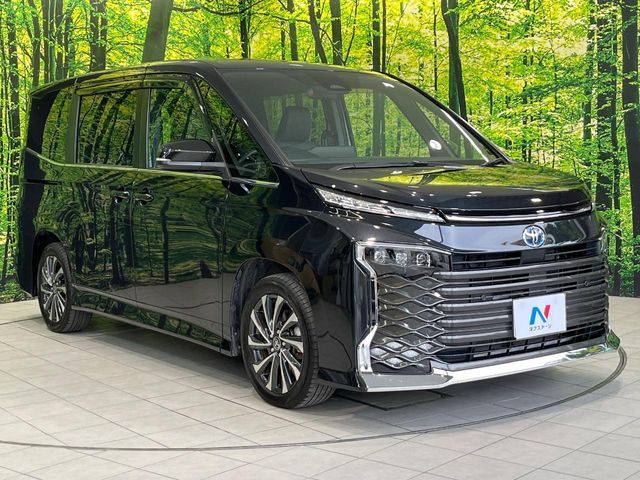 TOYOTA VOXY HYBRID 2022