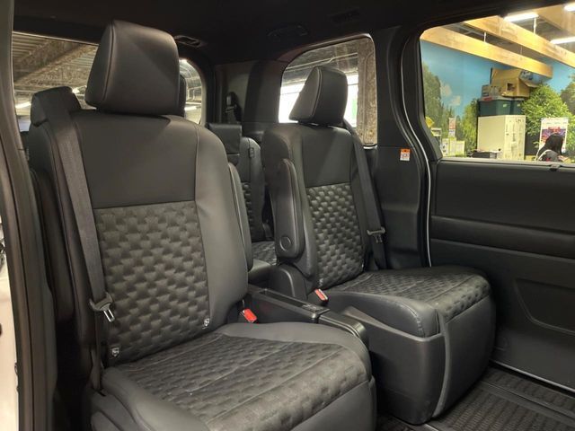 TOYOTA VOXY HYBRID 2025