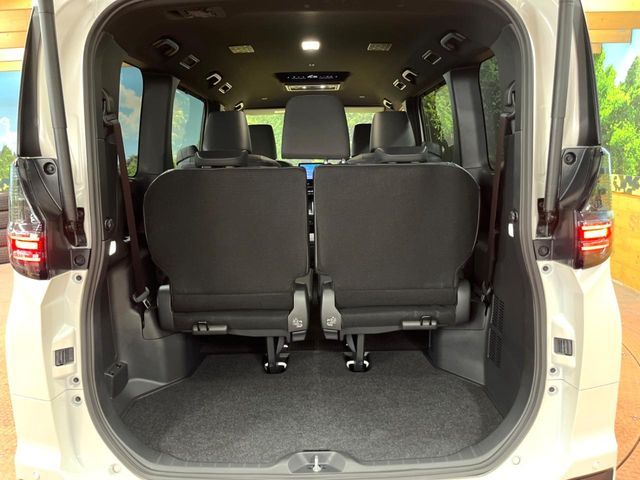 TOYOTA VOXY HYBRID 2025