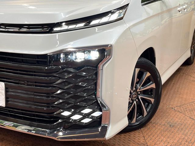 TOYOTA VOXY HYBRID 2025