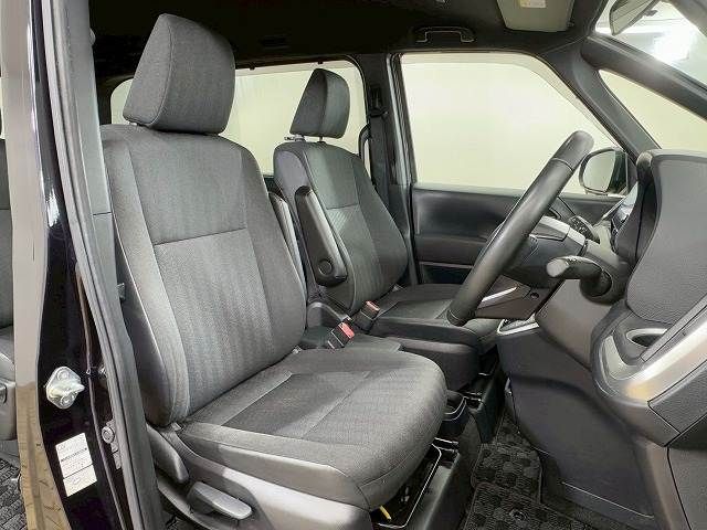 TOYOTA VOXY HYBRID 2022