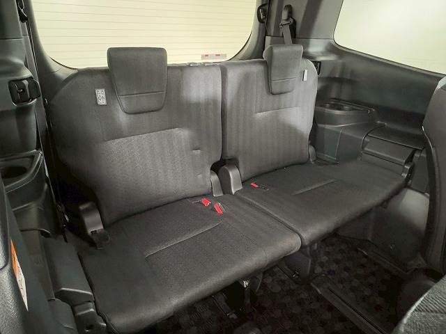 TOYOTA VOXY HYBRID 2022